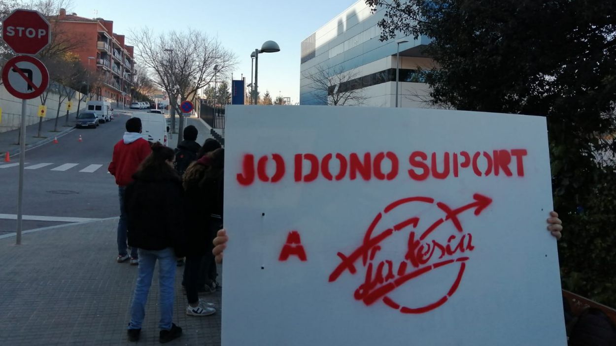 Concentració a la comissaria de Rubí en suport a les detingudes pel desallotjament a Sant Cugat