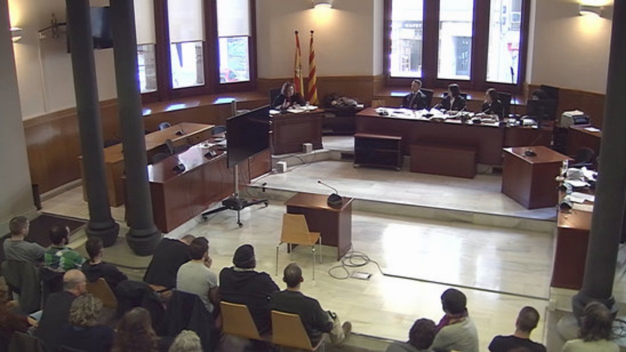 Absolts els dos santcugatencs detinguts per encadenar-se a les portes del TSJC fa dos anys