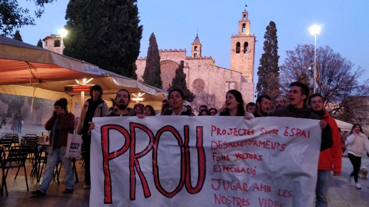 Prop d'un centenar de joves es manifesten contra la manca d'espais i els preus dels lloguers