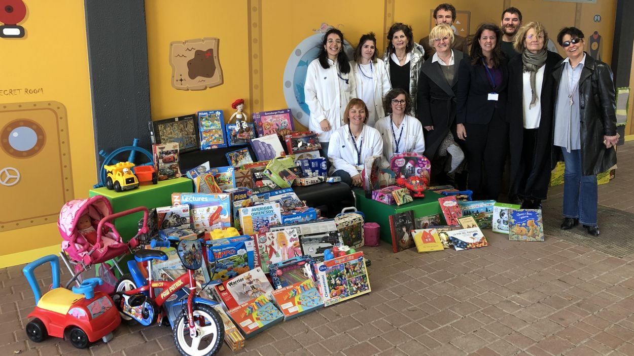L'EMD i l'AECC lliuren al Taulí prop de 200 joguines recollides a la Milla Solidària de Valldoreix