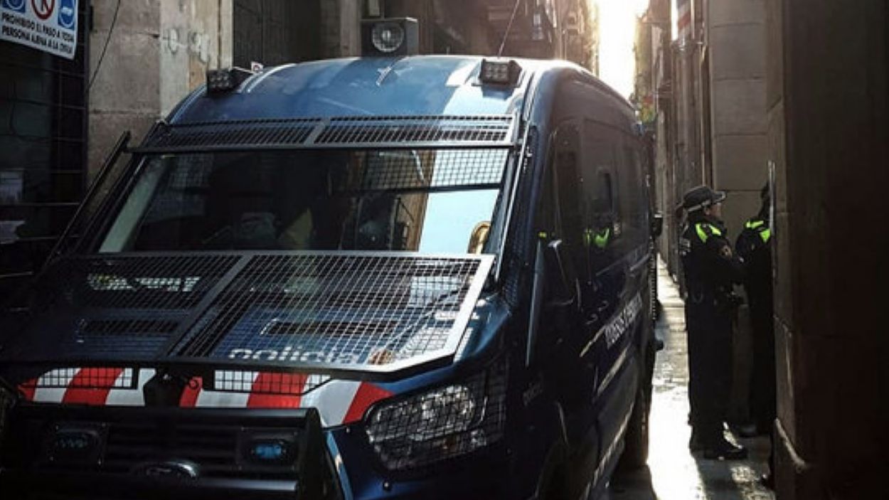 Detenen cinc membres d'un grup criminal especialitzat en robatoris que marcava les portes amb un fil de llana