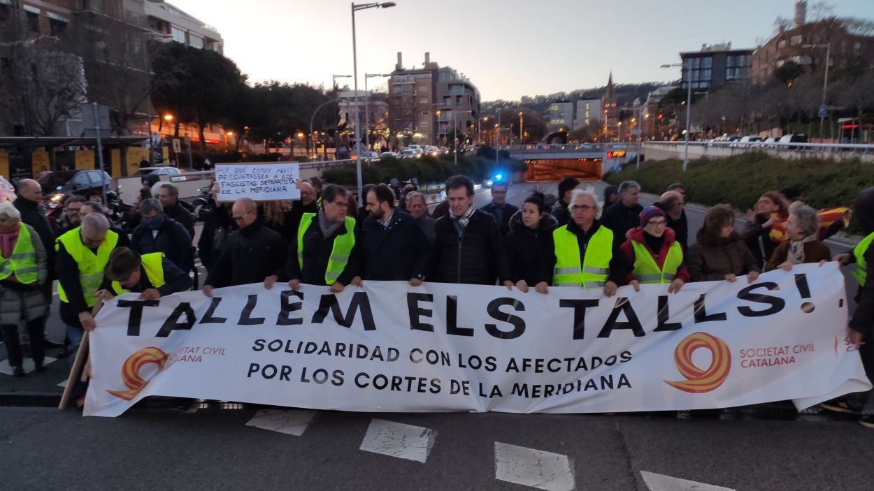 Una cinquantena de persones de SCC talla la Via Augusta en protesta per les mobilitzacions a la Meridiana