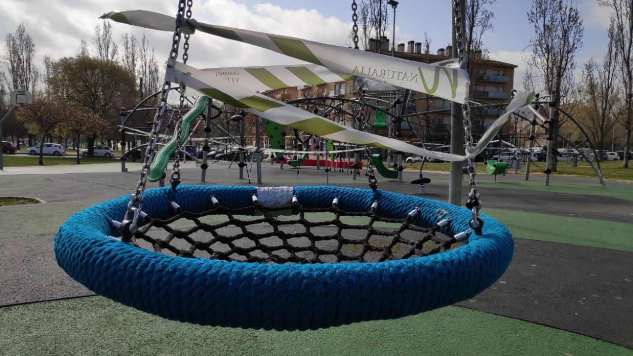 L'Ajuntament prohibeix entrar als parcs infantils i zones verdes i sancionarà qui incompleixi aquesta ordre