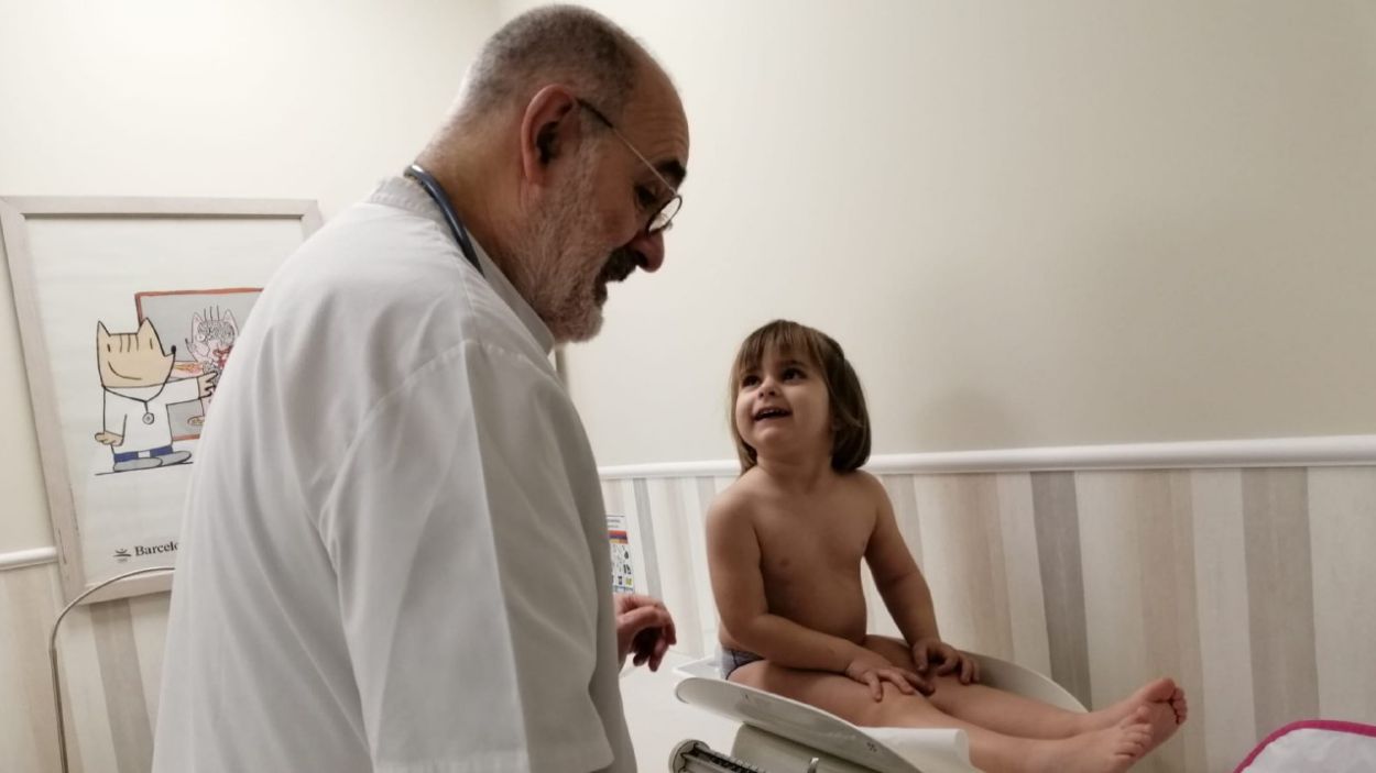 Carlos Mota, pediatre del Centre Can Mora de Sant Cugat: 'La patologia en els infants és molt més lleu, però poden actuar com a transmissors'