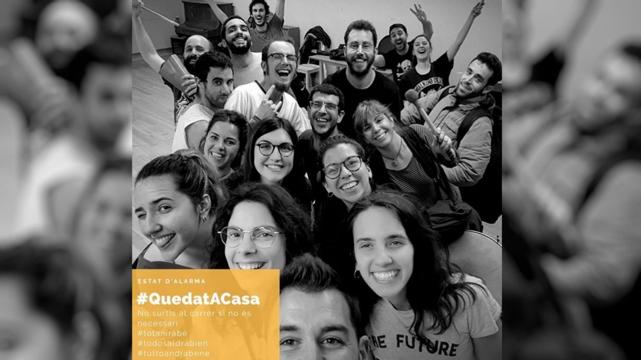 Batucada als balcons per alegrar el confinament