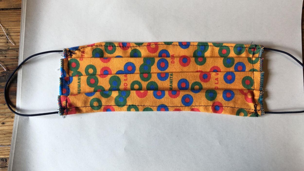 Una trentena de veïns i veïnes de les Planes fabriquen mascaretes per frenar el coronavirus