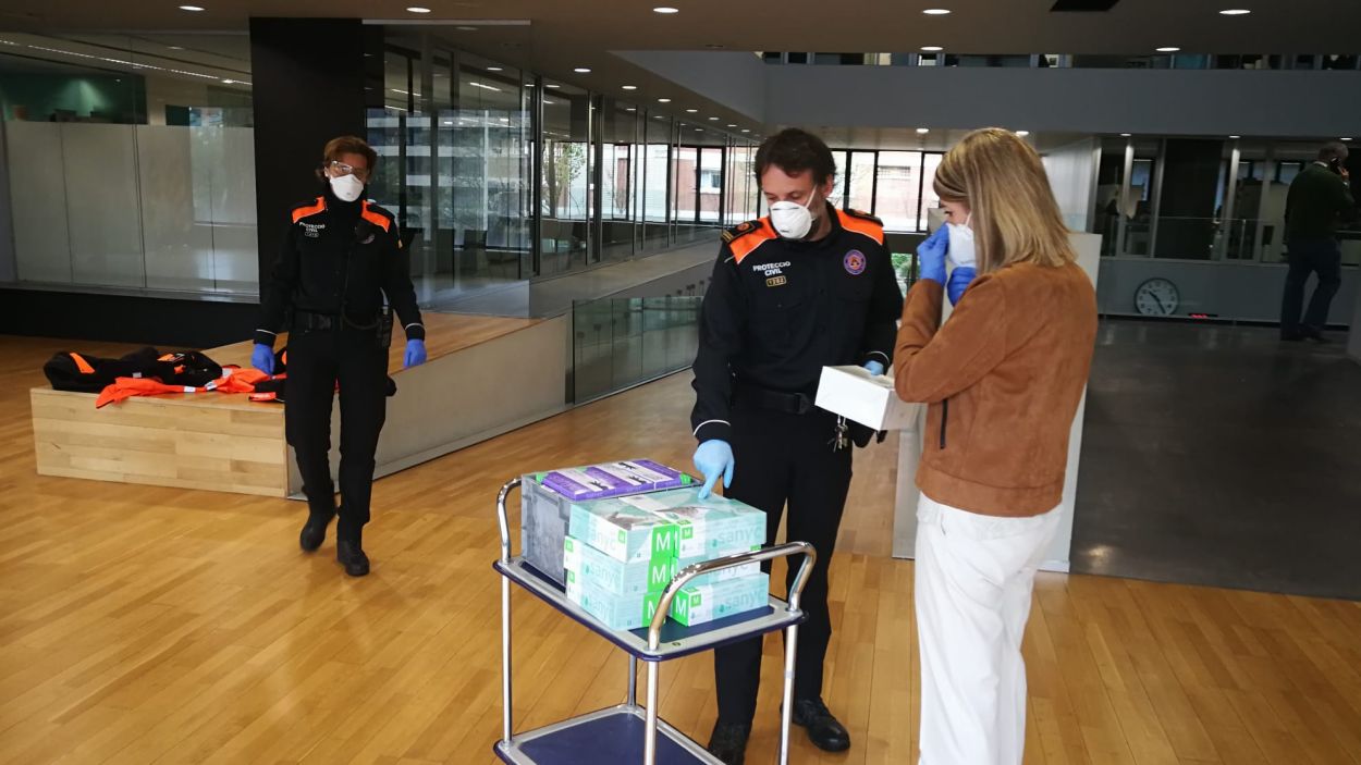 Empreses i particulars de Sant Cugat donen mascaretes i guants per repartir-los a qui més ho necessiti