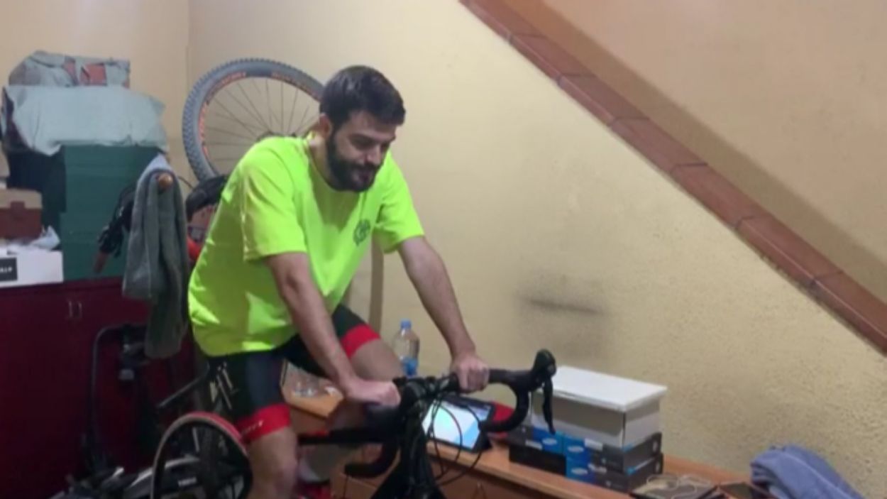 El futbol santcugatenc continua entrenant-se des de casa