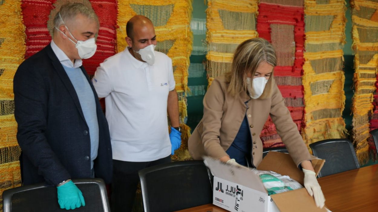 Crida de material per continuar fabricant mascaretes