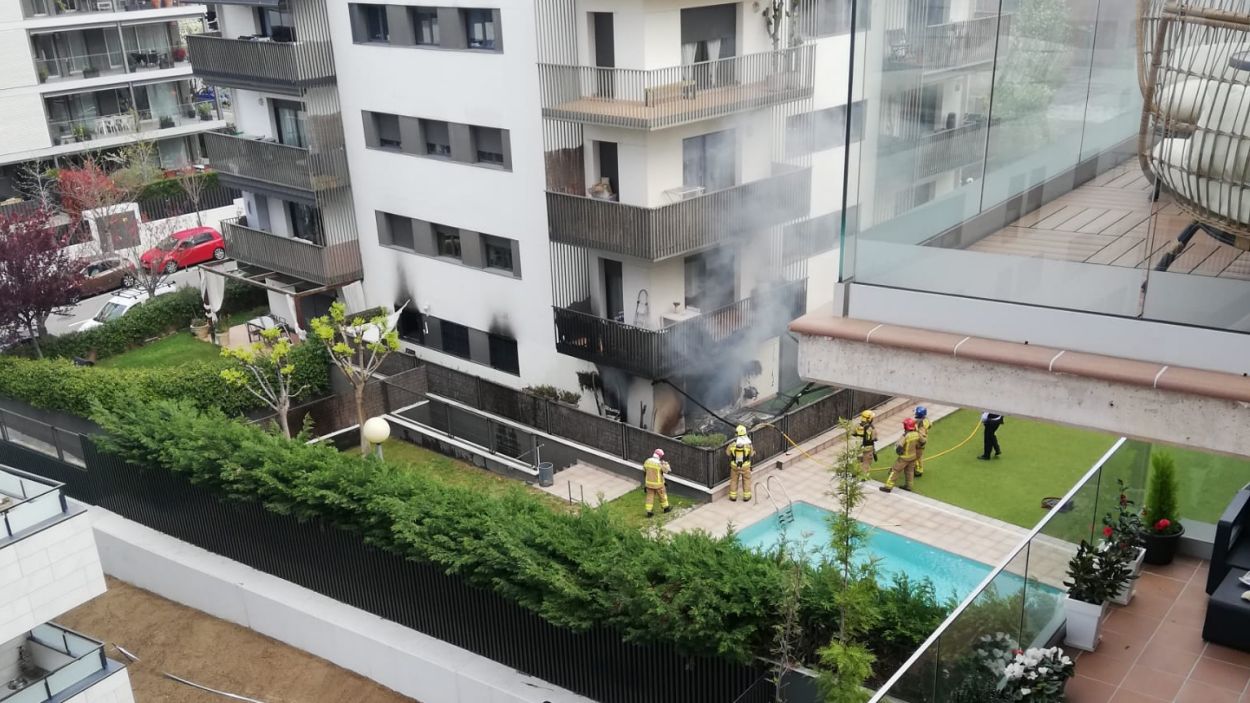 Quatre ferits lleus en un incendi en un habitatge de Volpelleres