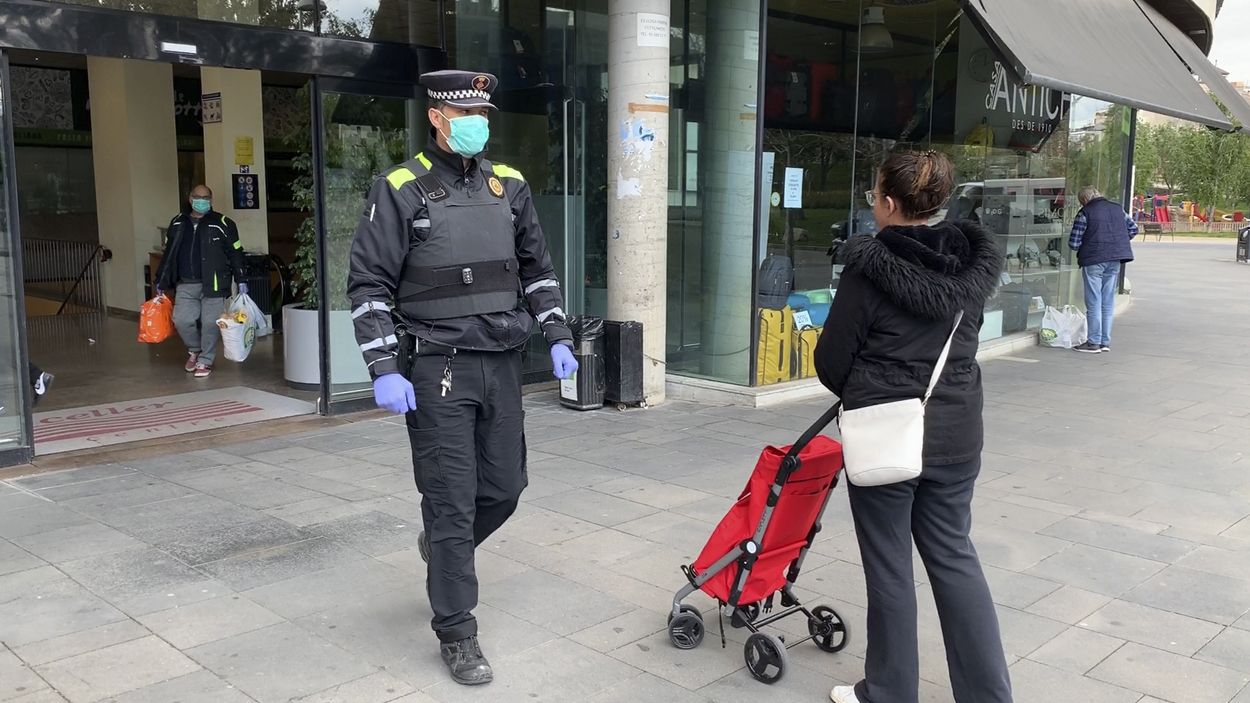 La Policia Local de Sant Cugat adapta el seu dia a dia per garantir el compliment de confinament