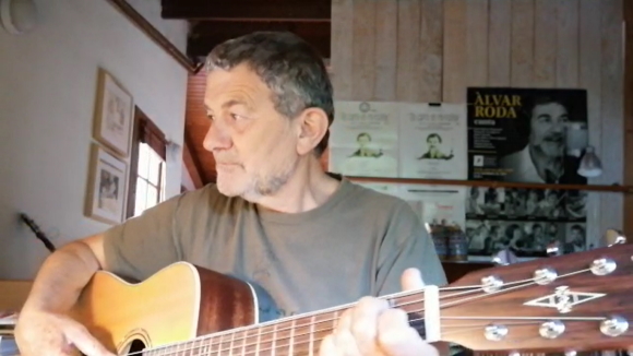 El president de l'Ateneu, Àlvar Roda, dedica una cançó amb la seva guitarra