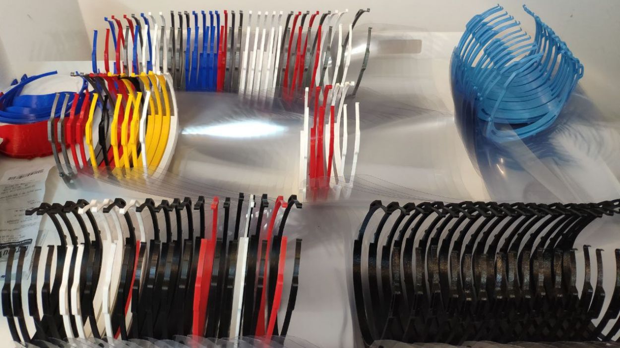 Alumnes i professors d'FP Sant Cugat fabriquen pantalles facials v40 amb impressores 3D
