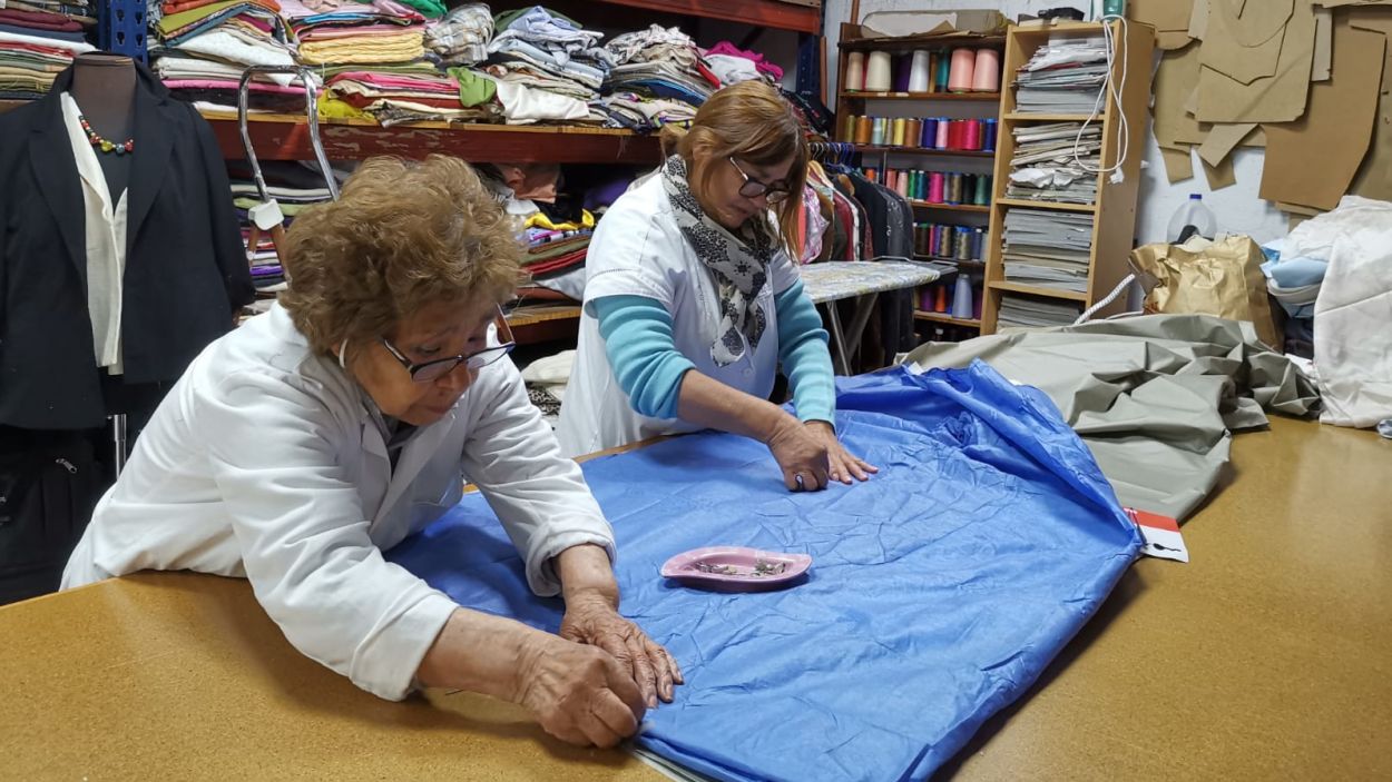 Un grup de voluntàries cus mascaretes solidàries a Sant Cugat