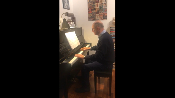 El periodista Josep Maria Martí Rigau toca el piano