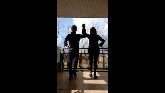 L'escriptor Rogeli Pedró ens dedica una ballada de sardanes des del balcó