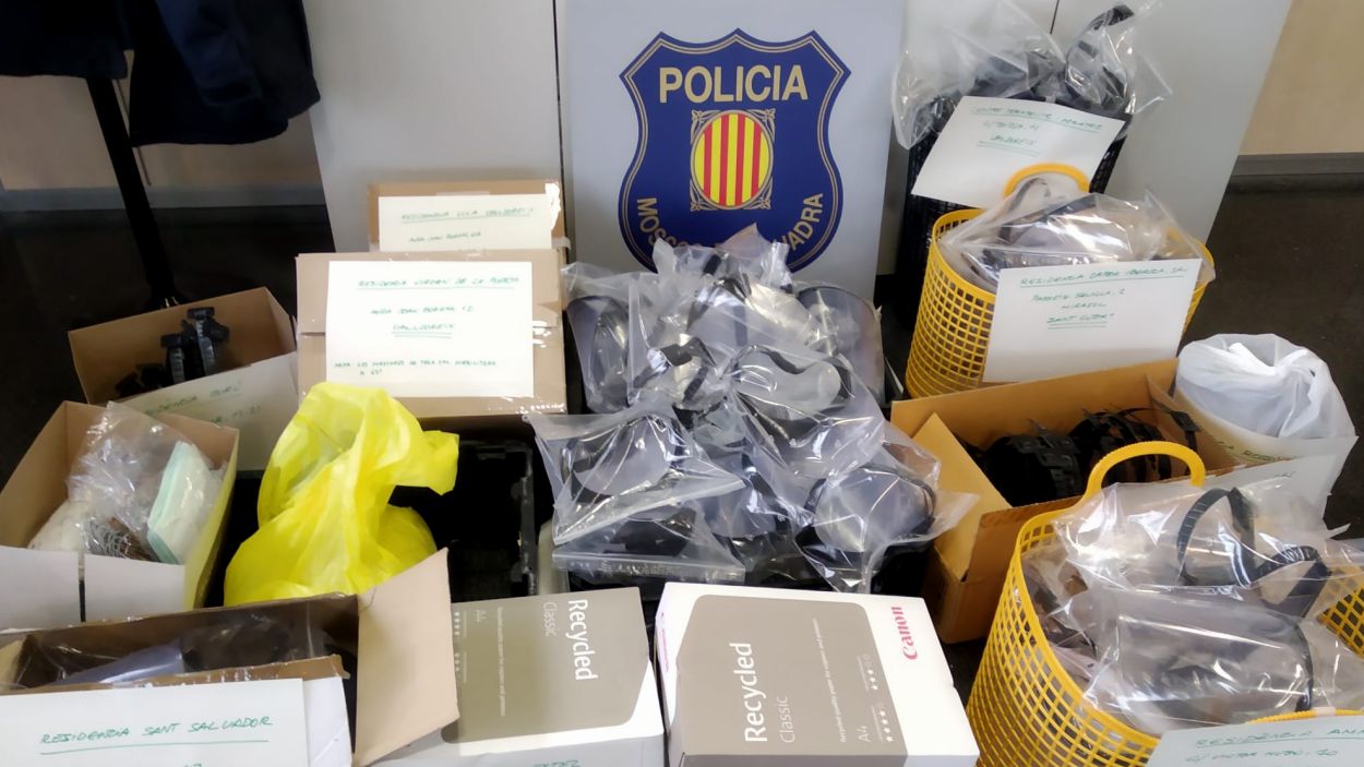 Mossos Sant Cugat entrega material sanitari de protecció fet per voluntaris a residències i centres