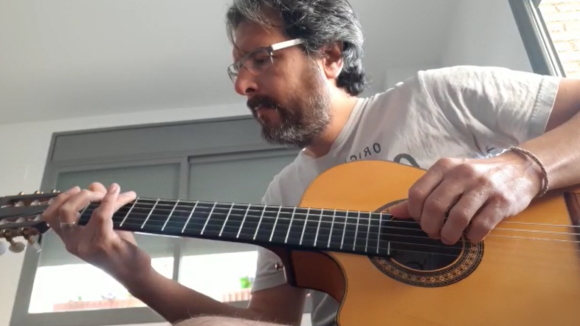 El músic Oriol Saltor interpreta 'Que tinguem sort'