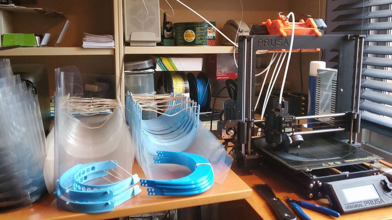 La solidaritat de Valldoreix: els veïns fabriquen pantalles de protecció contra el coronavirus