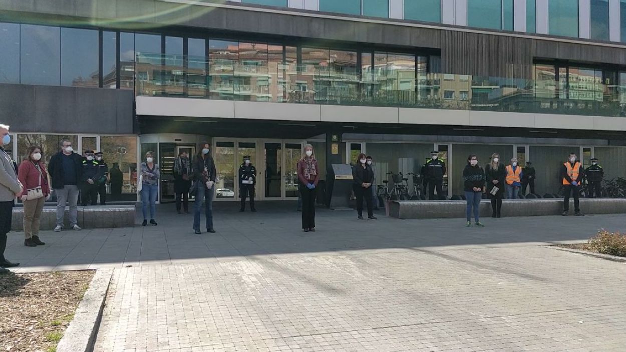 Treballadors municipals i representants polítics homenatgen Joan Fibla amb un minut de silenci