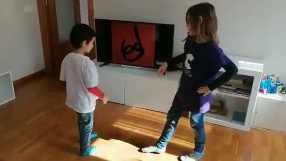 Els petits de la colla de Caparrots regalen un ball tradicional