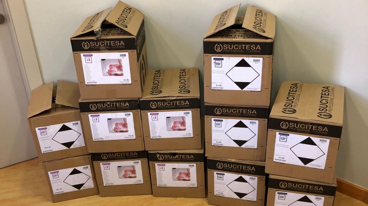 Una empresa fa una donació a Valldoreix de més de 400 litres de productes desinfectants