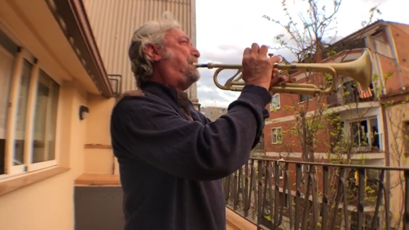 El trompetista Matthew Simon toca a les vuit del vespre des del seu balcó