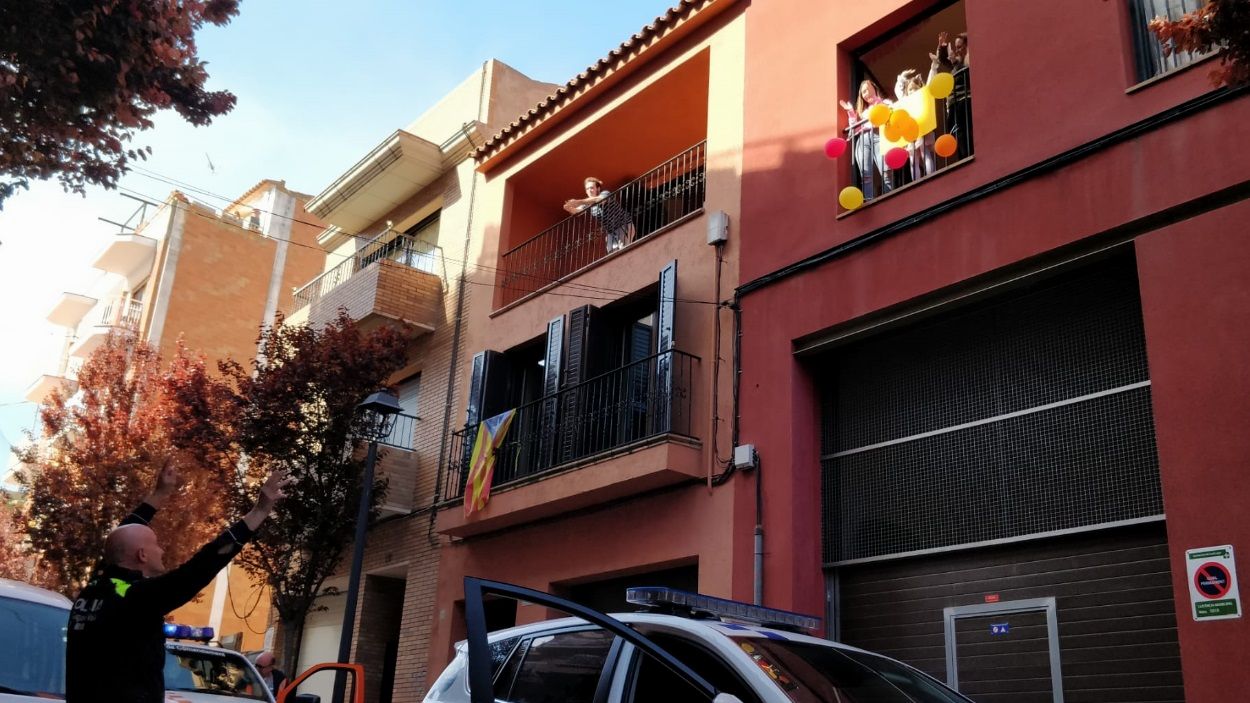 La Policia Local de Sant Cugat felicita l'aniversari als nens i nenes durant el confinament