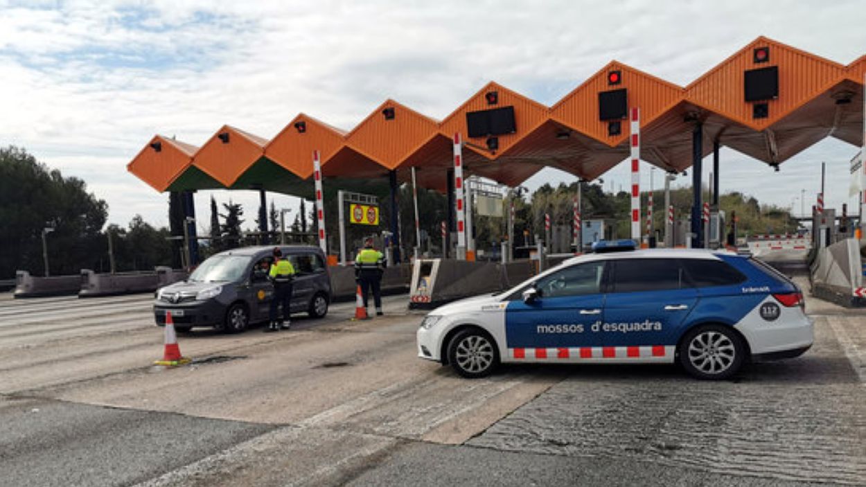 Desplegament de controls dels Mossos per evitar els desplaçament a la muntanya i la platja