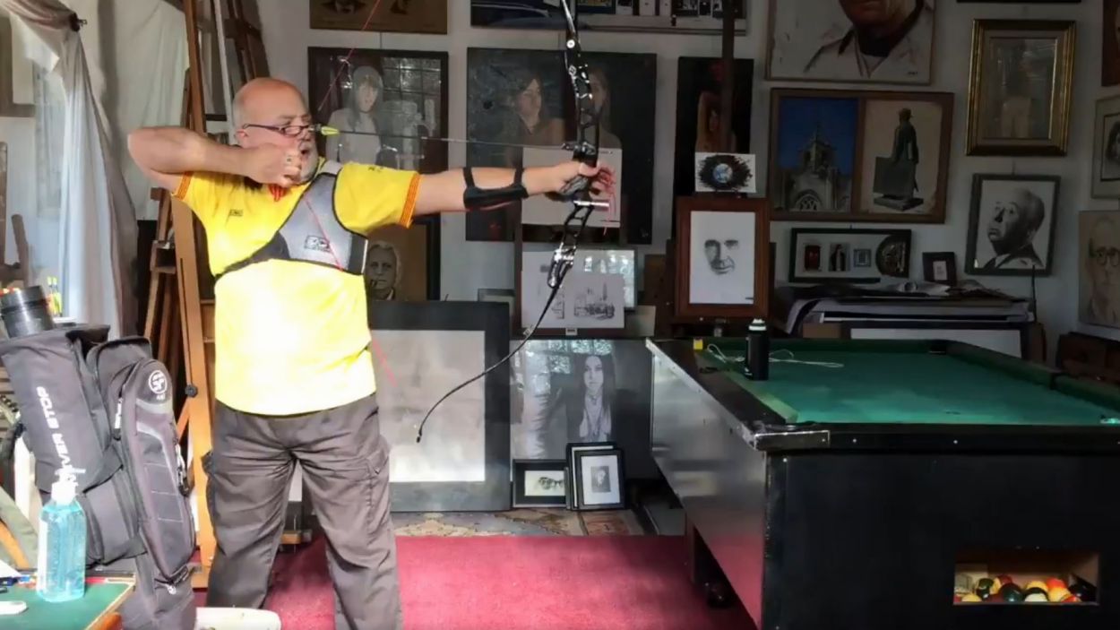 L'artista Adolf dispara una fletxa al coronavirus