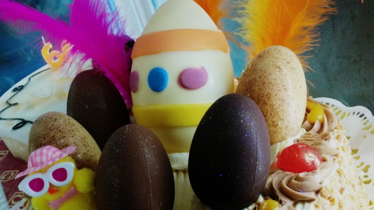 Les pastisseries de Sant Cugat es posen mans a la massa perquè tots els infants tinguin mona