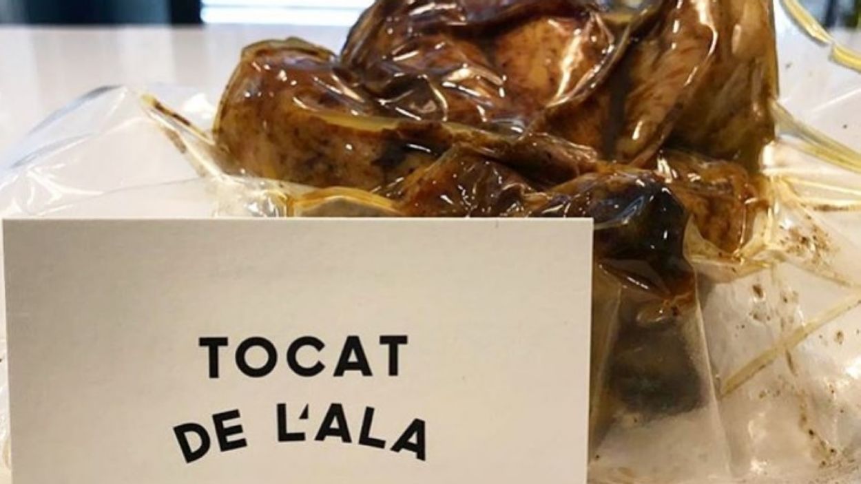 El pollastre a l'ast de la rostisseria 'Tocat de l'ala' de Volpelleres arriba a domicili