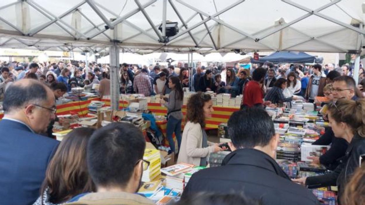 Llibreters i floristes santcugatencs dubten que el 23 de juliol sigui una bona data per Sant Jordi