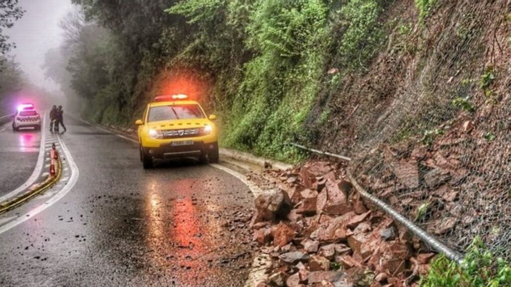 Alt: Segueix el pas alternatiu a la Rabassada i a la carretera de Vallvidrera per les afectacions de la pluja