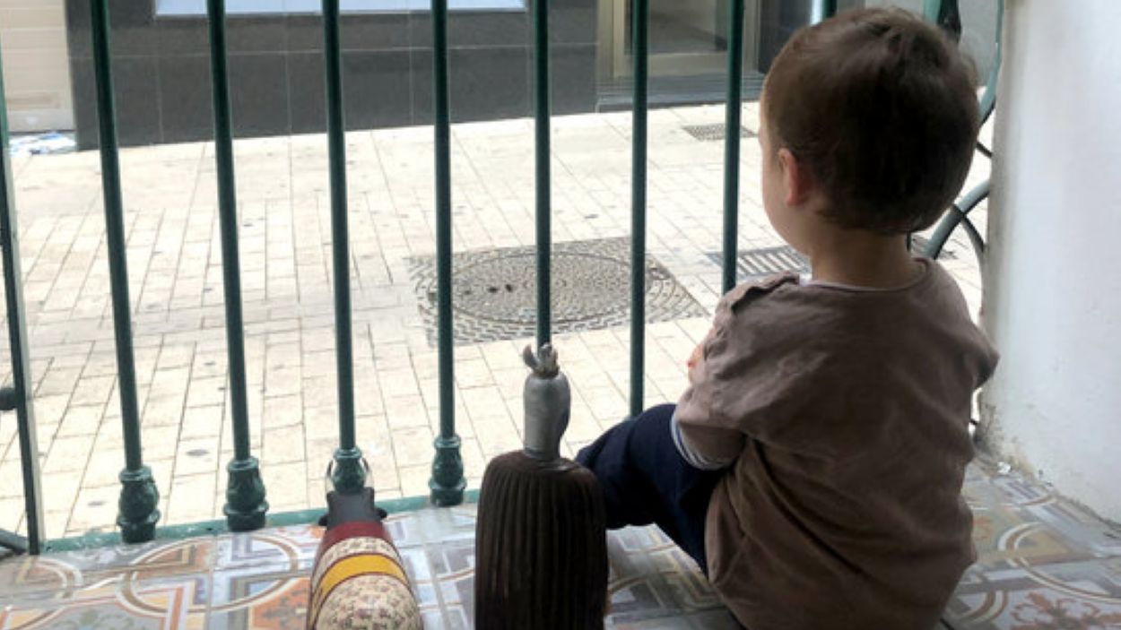 El govern espanyol rectifica: els menors de 14 anys podran sortir a passejar