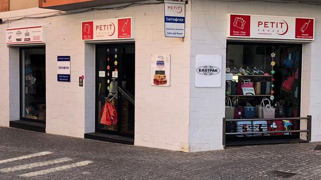 Petit Travel ofereix dues maneres de fer comandes, per internet i per telèfon