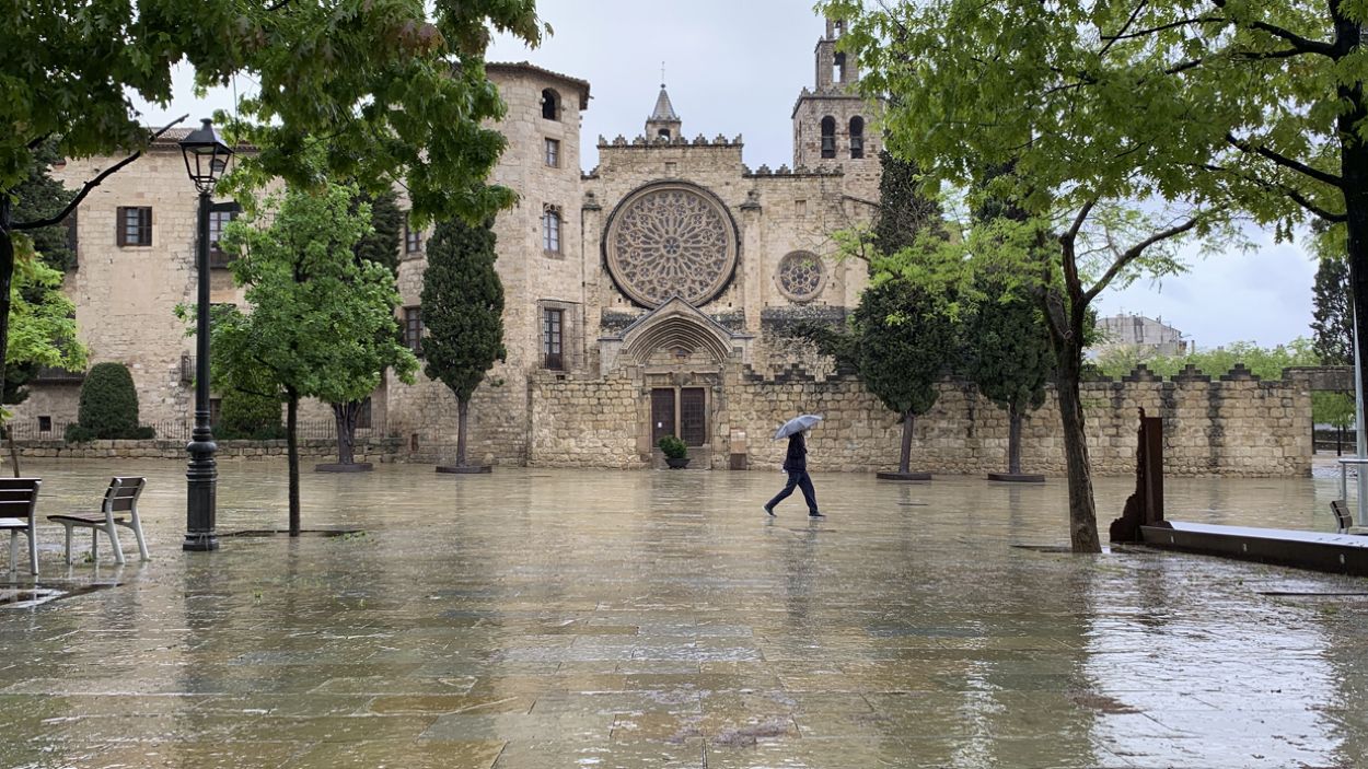 Saps què fer si la pluja intensa t'enxampa al cotxe o fora de casa?
