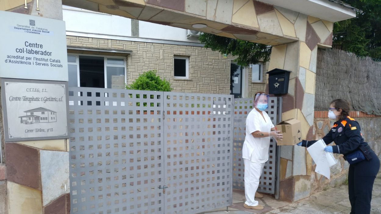 L'Ajuntament manté la crida a ciutadania i teixit empressarial perquè cedeixin material sanitari