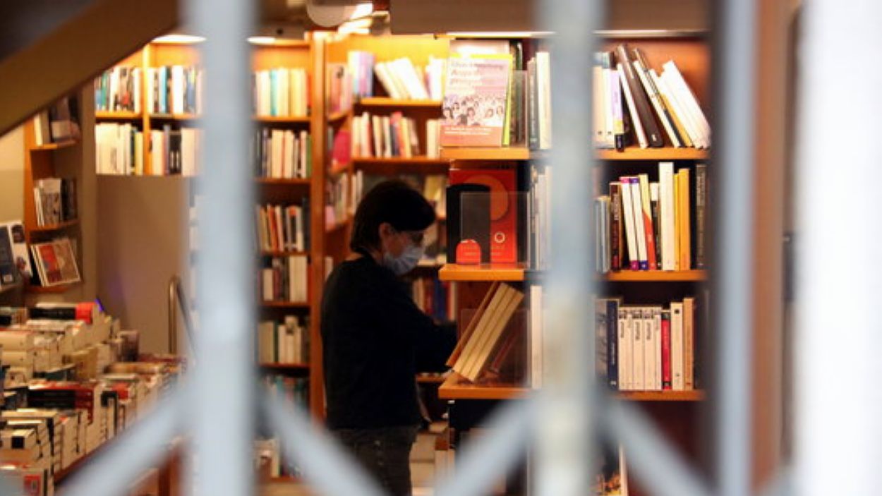Les vendes de llibres per internet es tripliquen però les xifres d'aquest Sant Jordi són 'molt baixes'