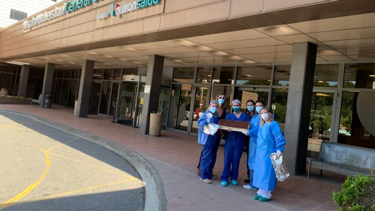 La Piazzeta i La Bottega porten un tiramisú gegant als sanitaris de l'Hospital General de Catalunya