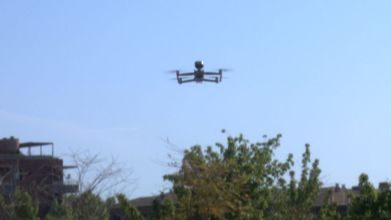 Un dron ha sobrevolat Sant Cugat per informar els nens de la sortida al carrer
