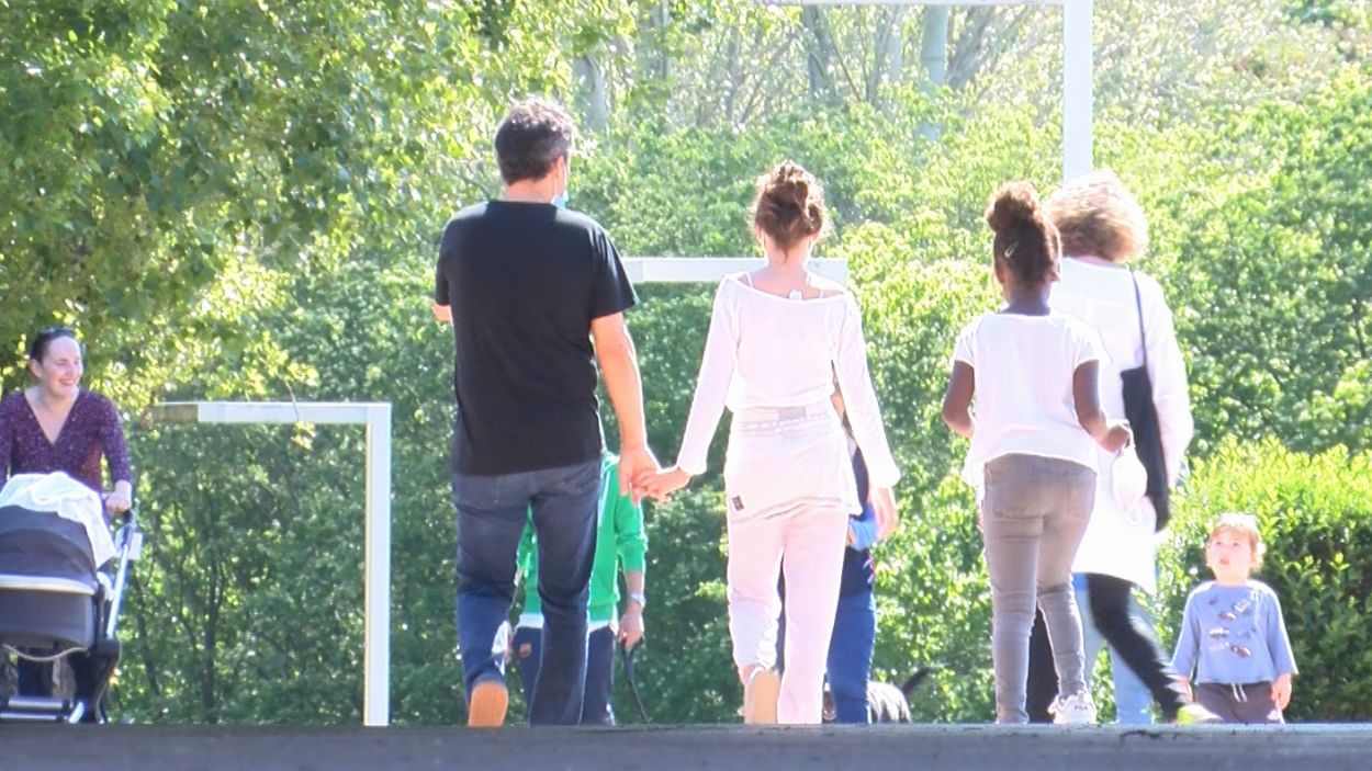 [Fotogaleria] El primer dia de sortida dels infants al carrer, en imatges