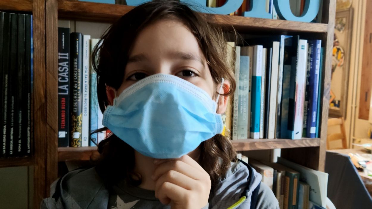 Aprèn a convertir una mascareta quirúrgica d'adult en una d'infantil