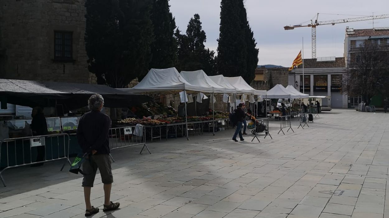 Les parades de menjar del mercat dels dijous s'han traslladat a la plaça d'Octavià