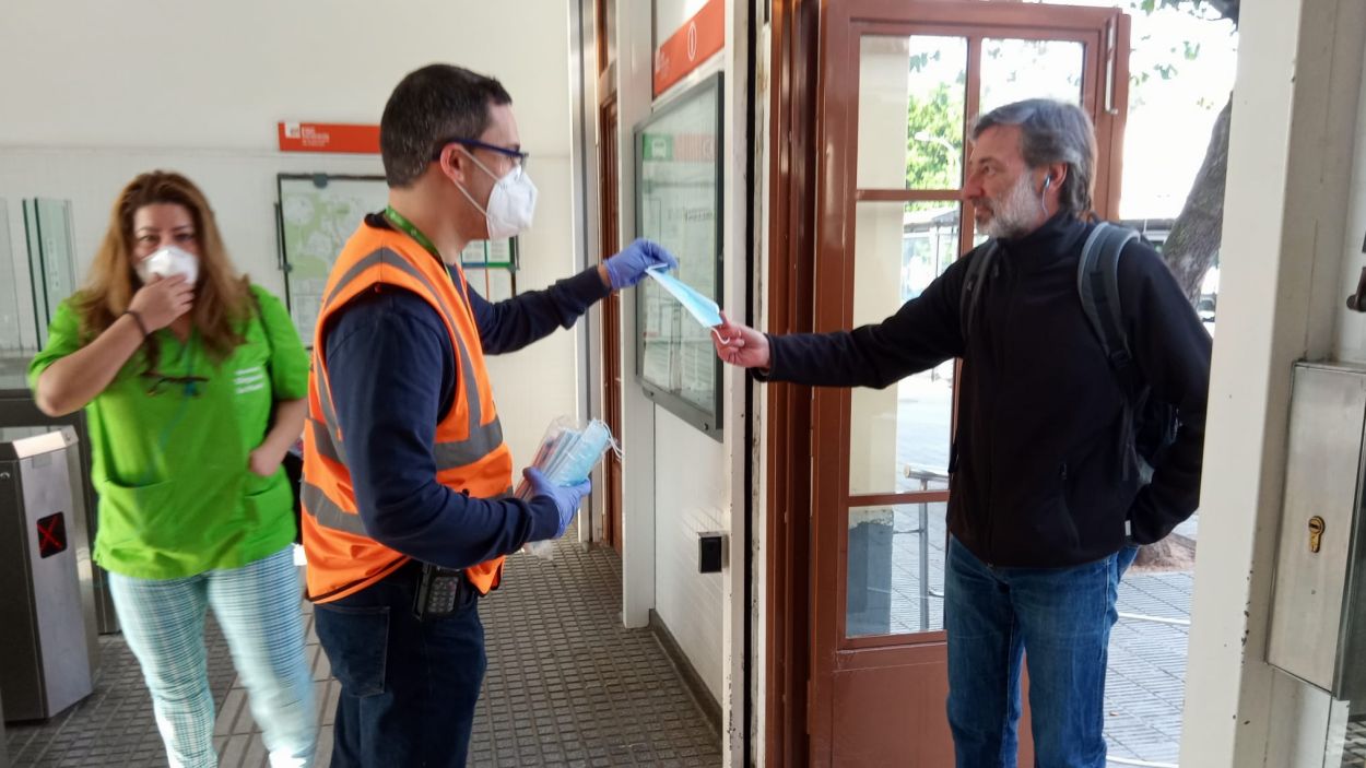 L'Ajuntament reparteix més de 10.000 mascaretes a les estacions de tren de Sant Cugat