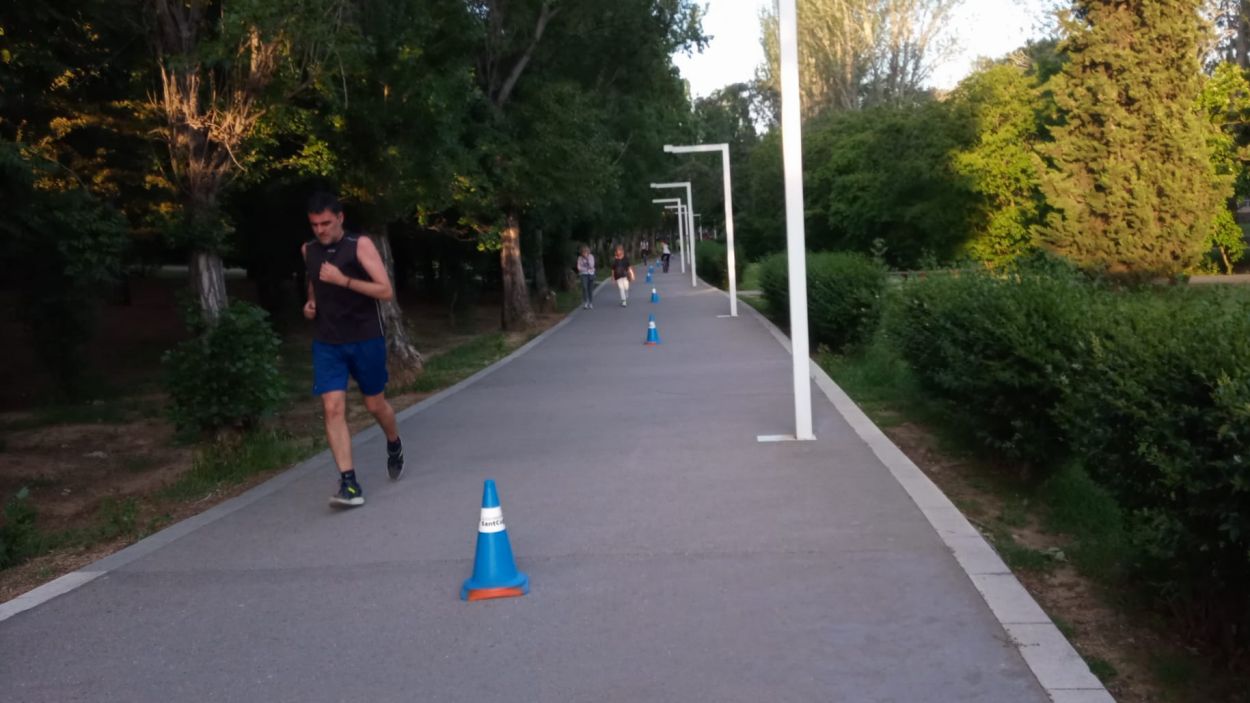 L'Ajuntament posa cons al Parc Central per regular el pas d'esportistes i passejants