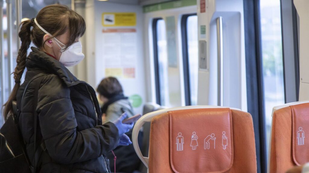 Alt: Salut recomana l'ús de la mascareta al transport públic per l'epidèmia de grip