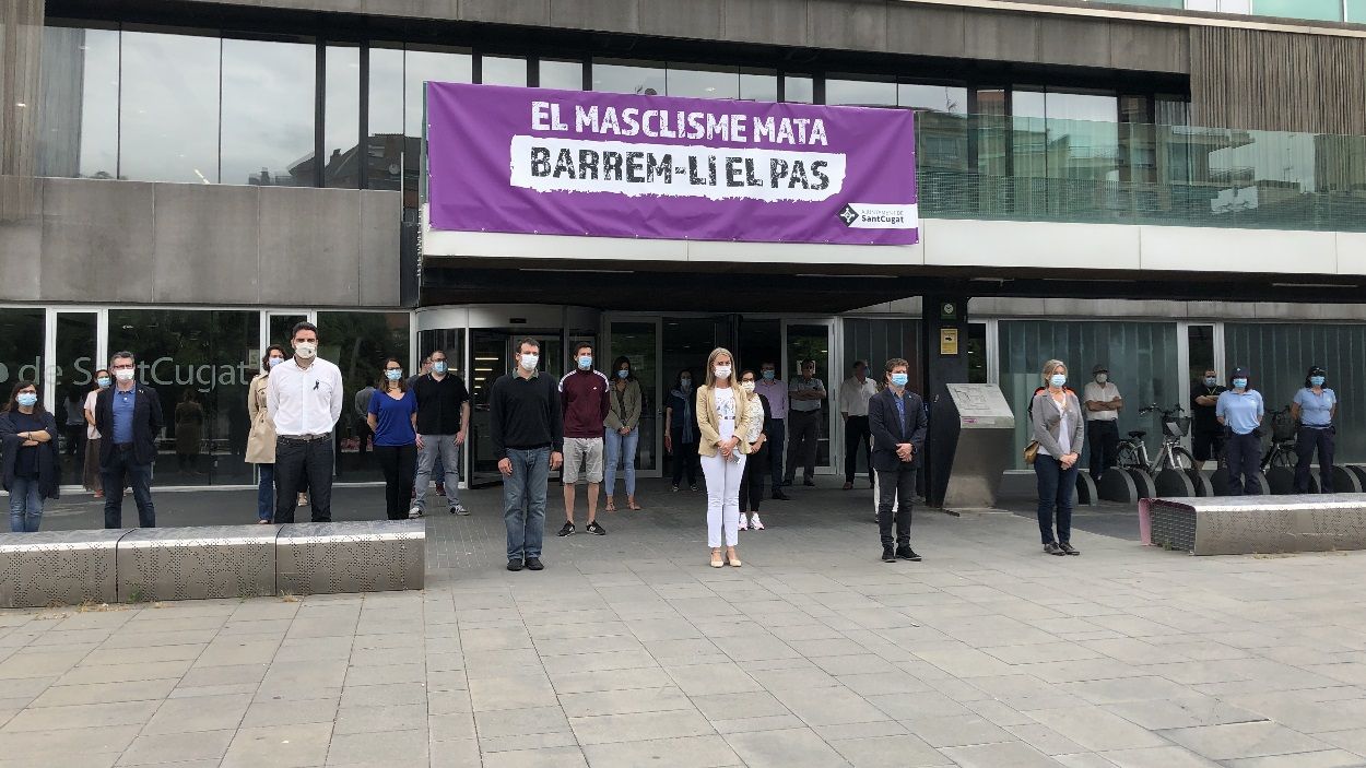 Sant Cugat condemna amb un minut de silenci els assassinats masclistes a Esplugues i l'Escala