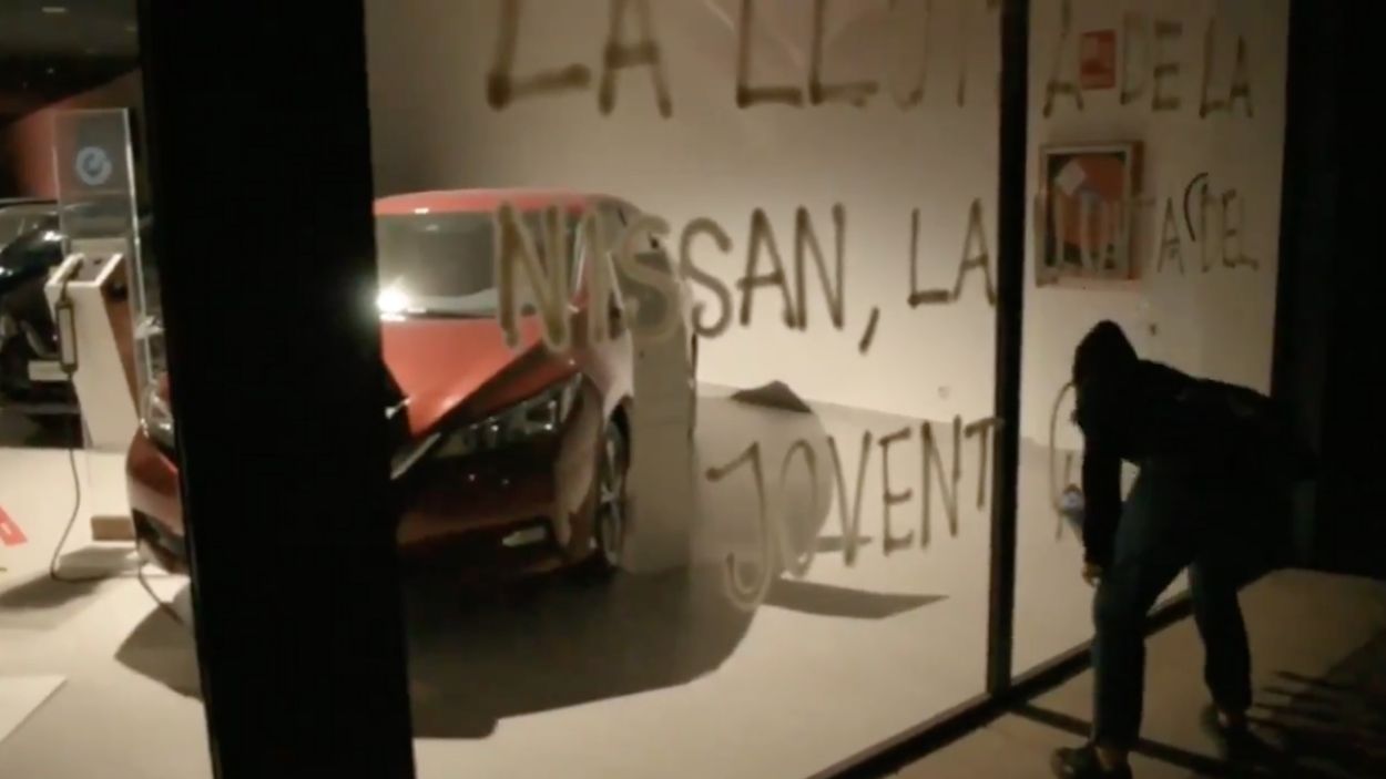 Arran Sant Cugat fa una pintada i trenca un vidre al concessionari Nissan
