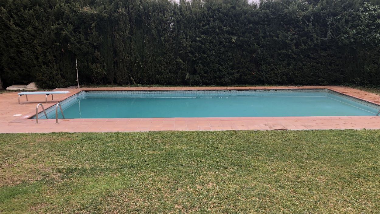 Torns, horaris i distància de seguretat: les piscines comunitàries s'adapten per reobrir